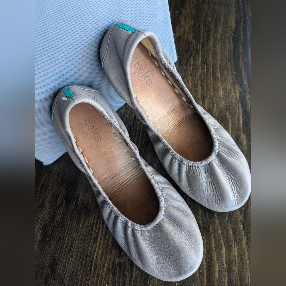 Tieks, Classic Ballet Flats in Taupe color, Women size 9